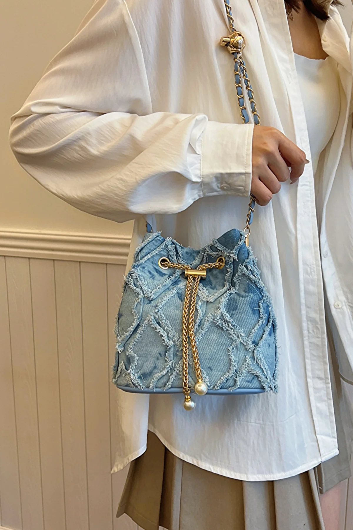 Chain Drawstring Raw Edge Denim Bucket Bag - Image 3