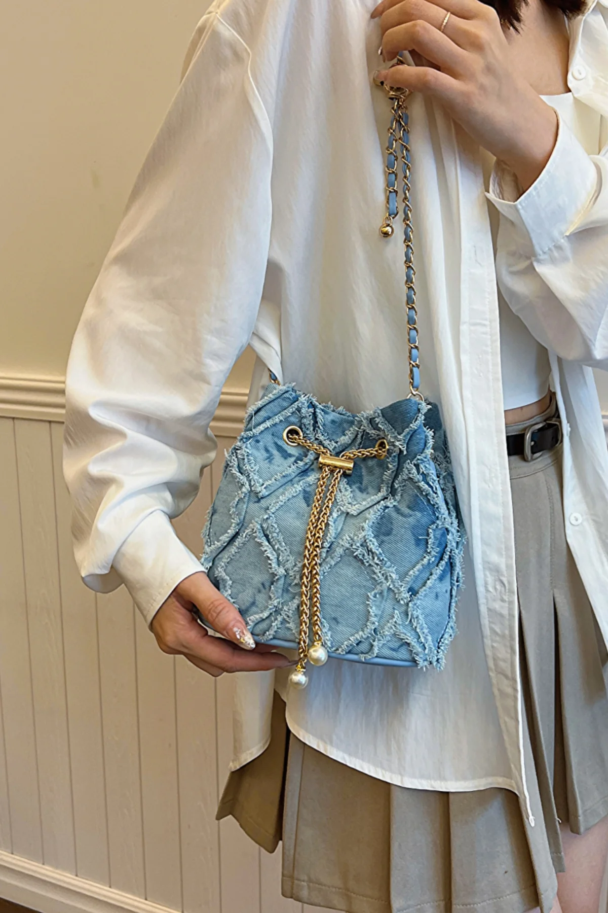 Chain Drawstring Raw Edge Denim Bucket Bag - Image 7