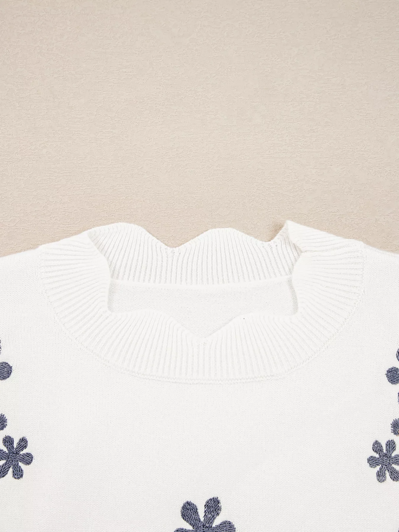 Floral Embroidered Scallop Hem Cropped Sweater - Image 5