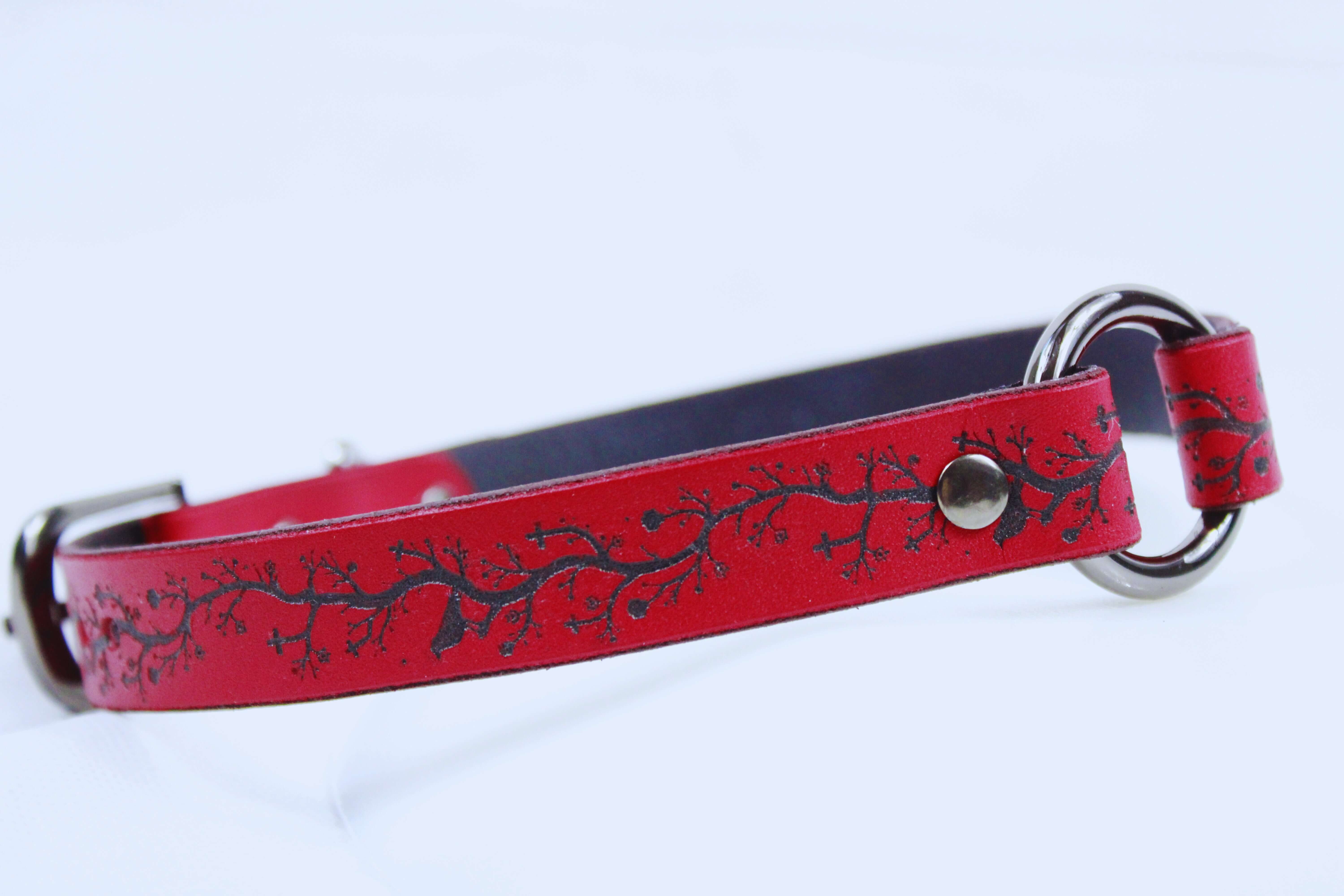 Gothic Submissive Collar – Leather BDSM Choker with Vine Cross Pattern - Image 2