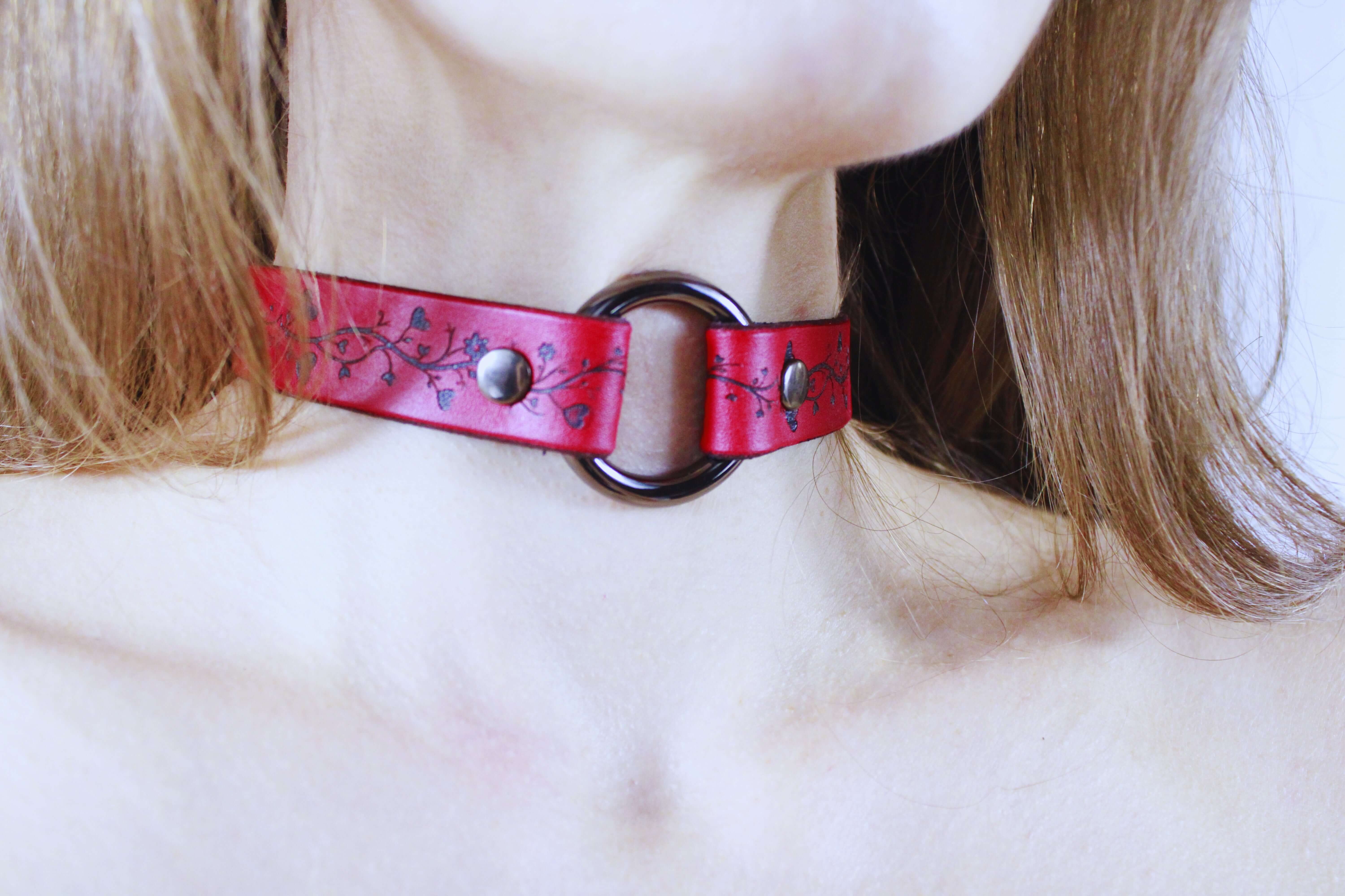 Vine Pattern Submissive Collar – Discreet BDSM Leather Choker
