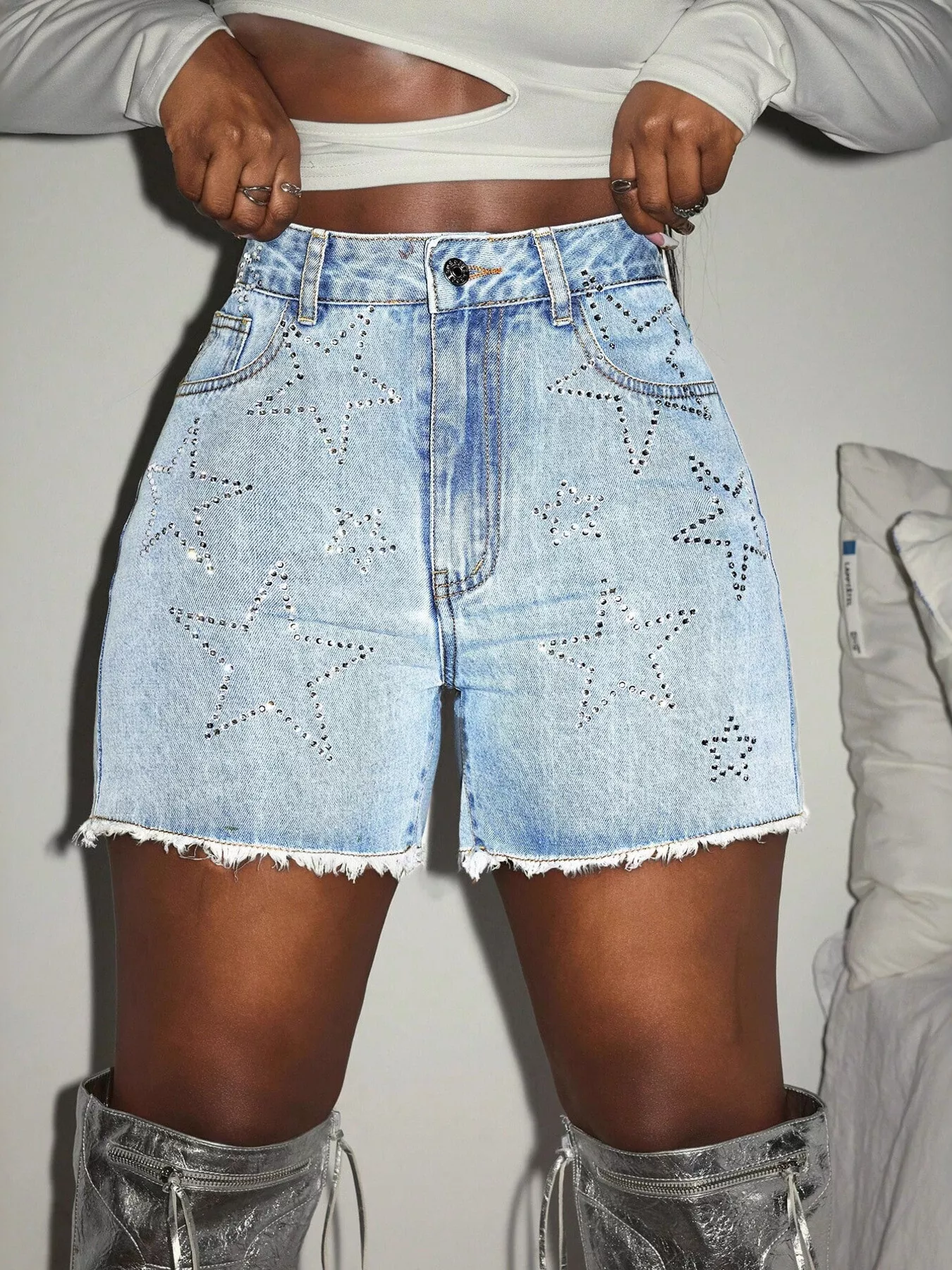Star Raw Hem Denim Shorts - Image 2